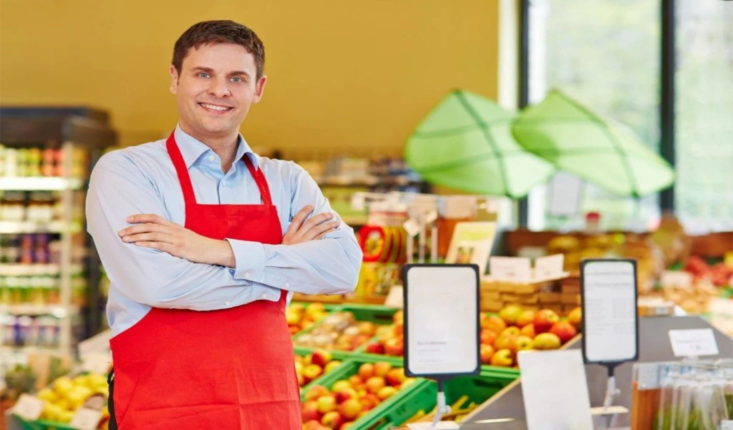 Market employee. Продавец мужчина. Продавец в магазине мужчина. Менеджер в супермаркете. Управляющий магазином.